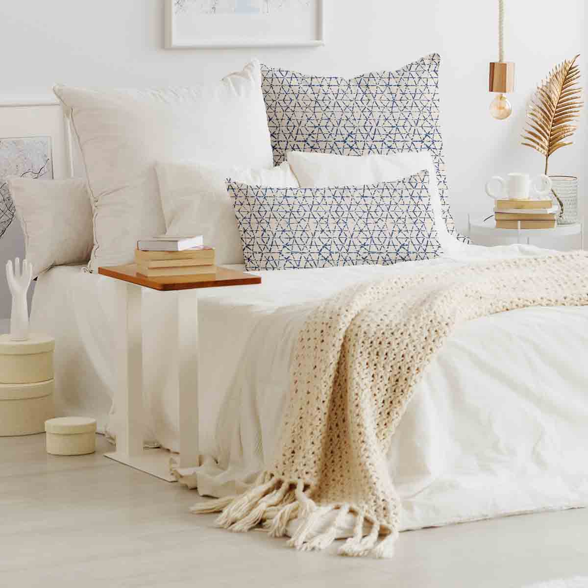 Almohada de salud blanca con delicadas formas azules