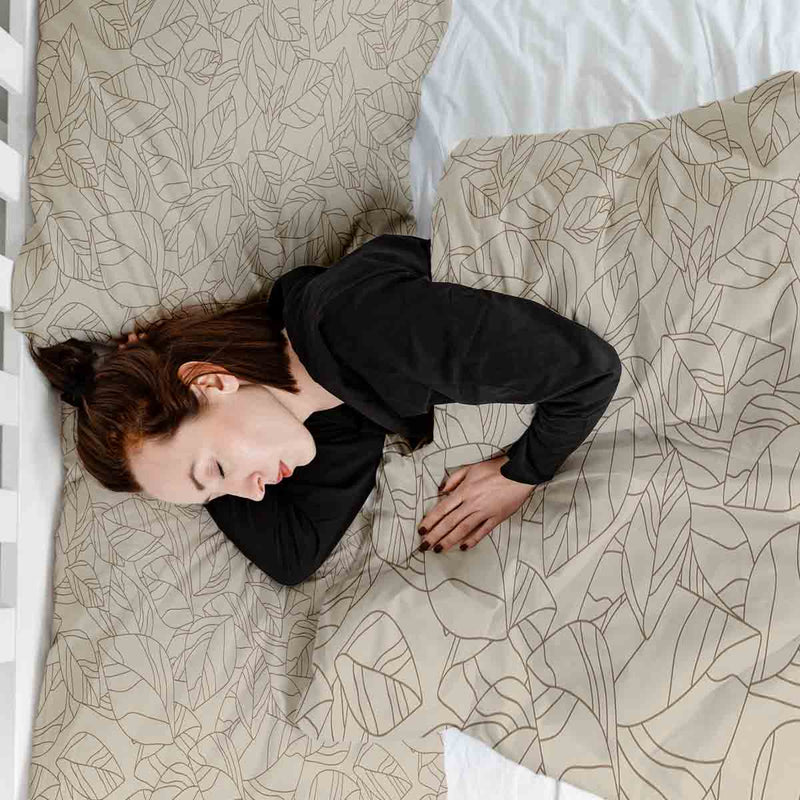 Juego de ropa de cama con manta terapéutica beige con forma de hoja negra