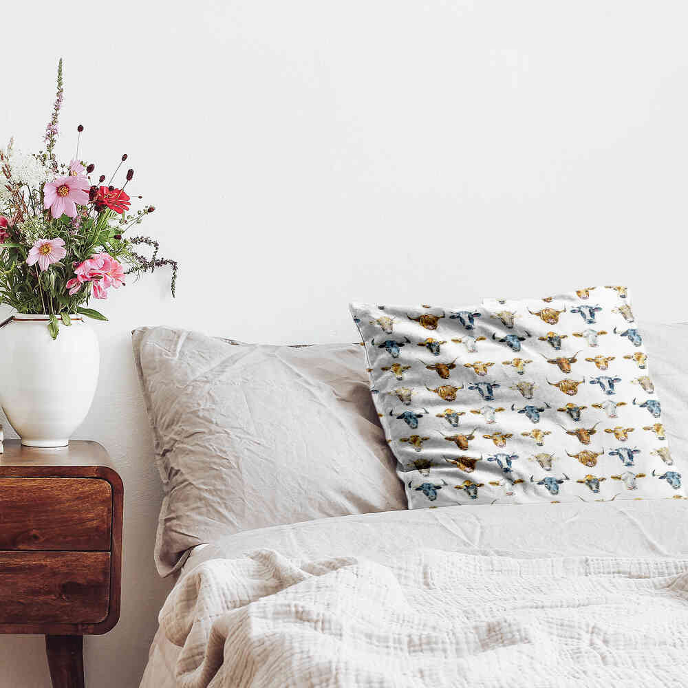 Almohada de salud blanca con cabezas de toro
