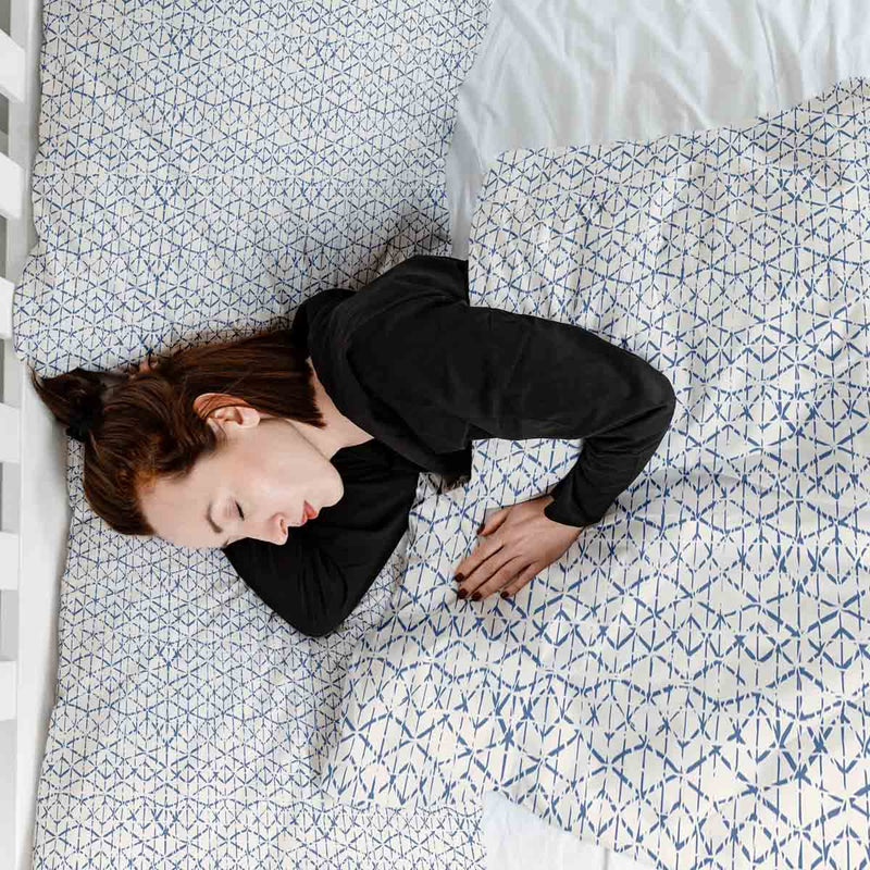 Set de ropa de cama con mantas terapéuticas blancas con delicadas formas azules