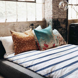 Set de ropa de cama con mantas terapéuticas y rayas horizontales azules