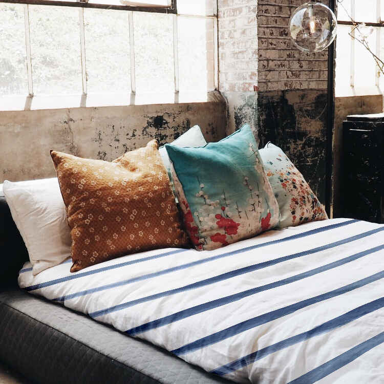 Set de ropa de cama con mantas terapéuticas y rayas horizontales azules