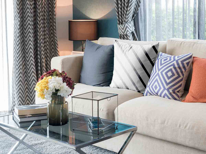 Almohada de salud con rayas grises horizontales