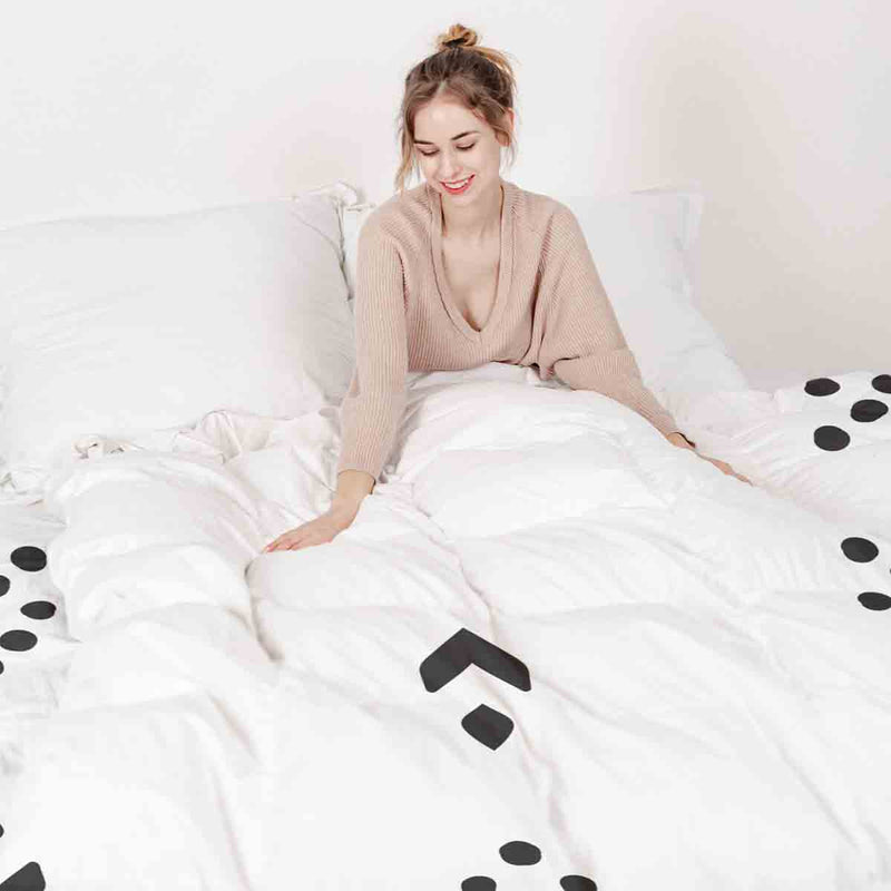 Juego de ropa de cama con manta terapéutica blanca con patrón de flechas negras