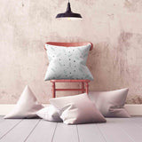 Almohada de salud blanca con plumas y puntos