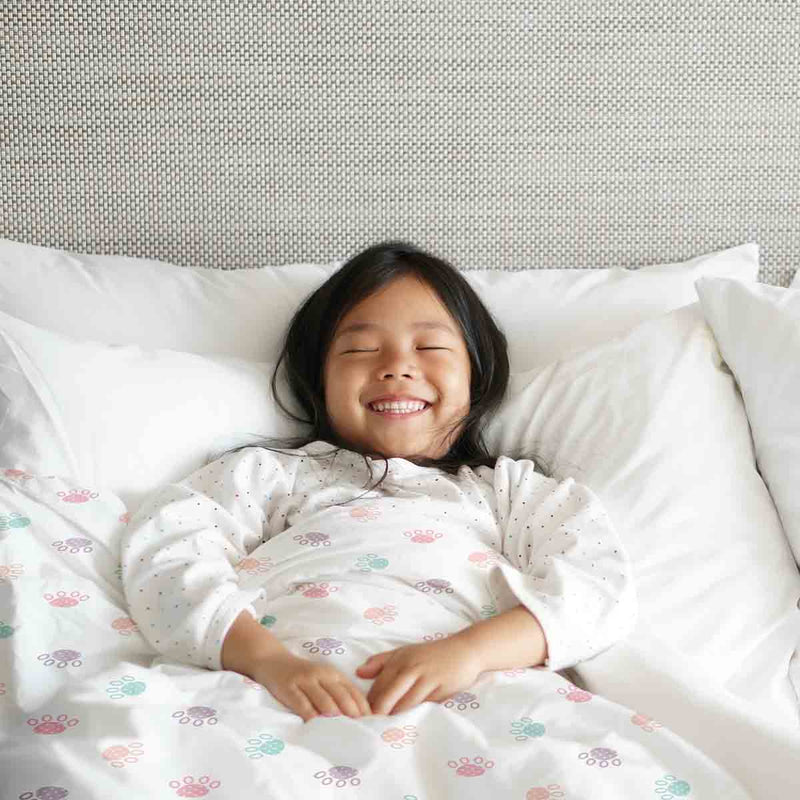 Set de ropa de cama con manta terapéutica blanca con patas de colores