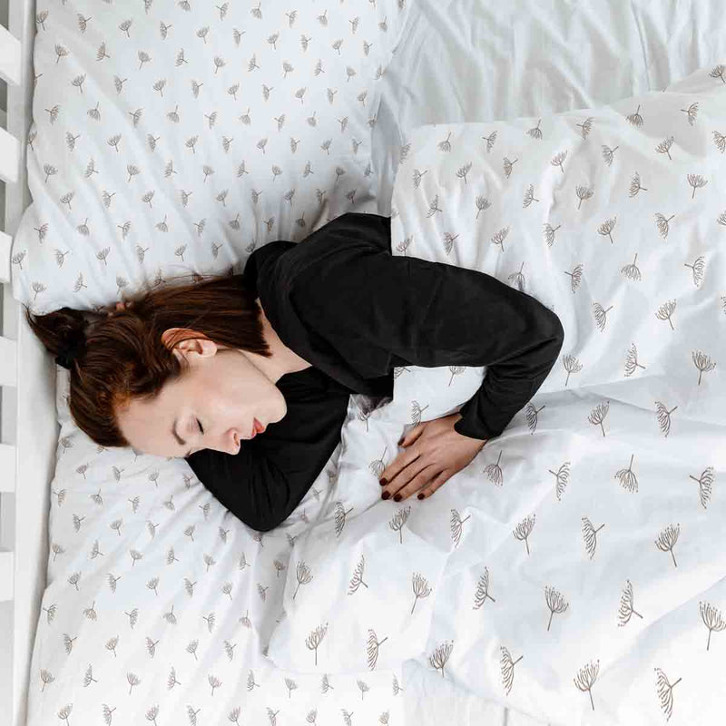 Juego de ropa de cama con mantas terapéuticas blancas con pequeñas ramas de muérdago