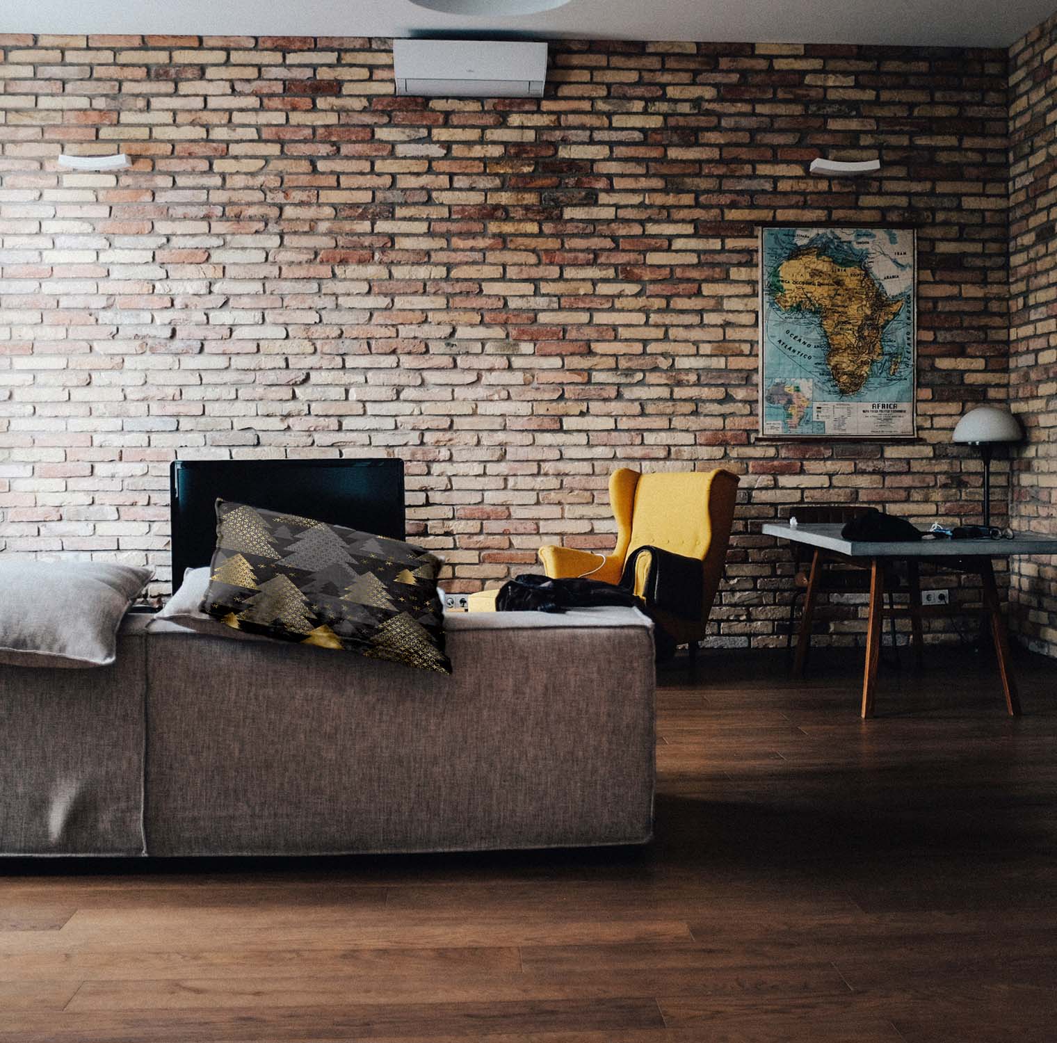 Almohada de salud con árboles de abeto dorados