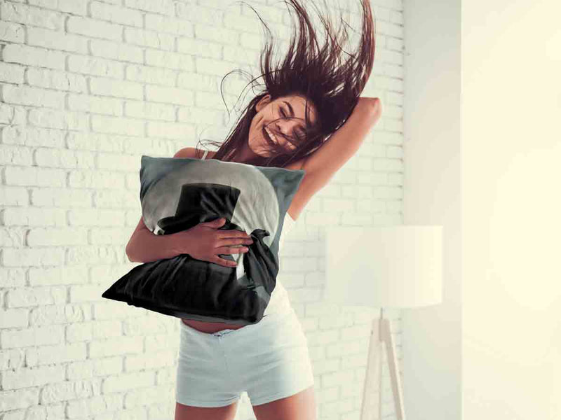 Almohada de salud hombre a la luz de la luna