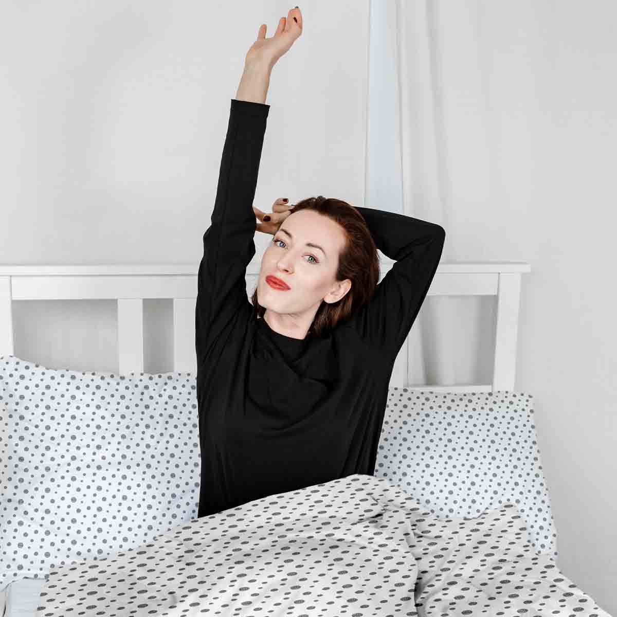 Juego de ropa de cama con manta terapéutica blanca con muchos puntos grises