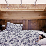 Set de ropa de cama con mantas terapéuticas y kois azules