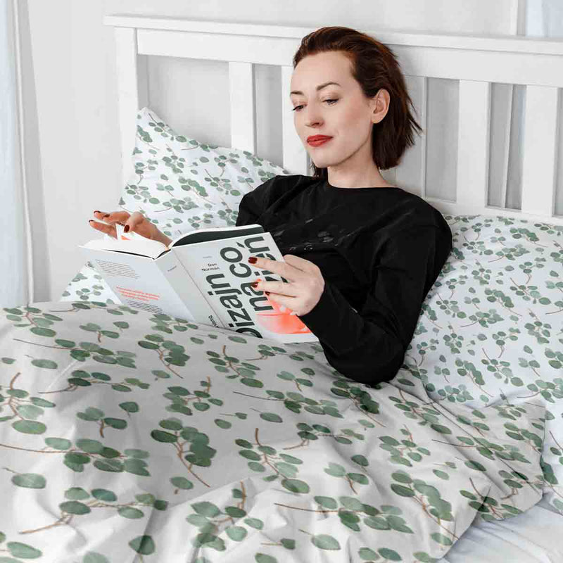 Juego de ropa de cama con mantas terapéuticas blancas con ramas de eucalipto
