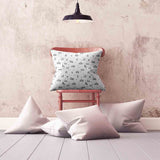 Almohada de salud blanca con puntos y árboles