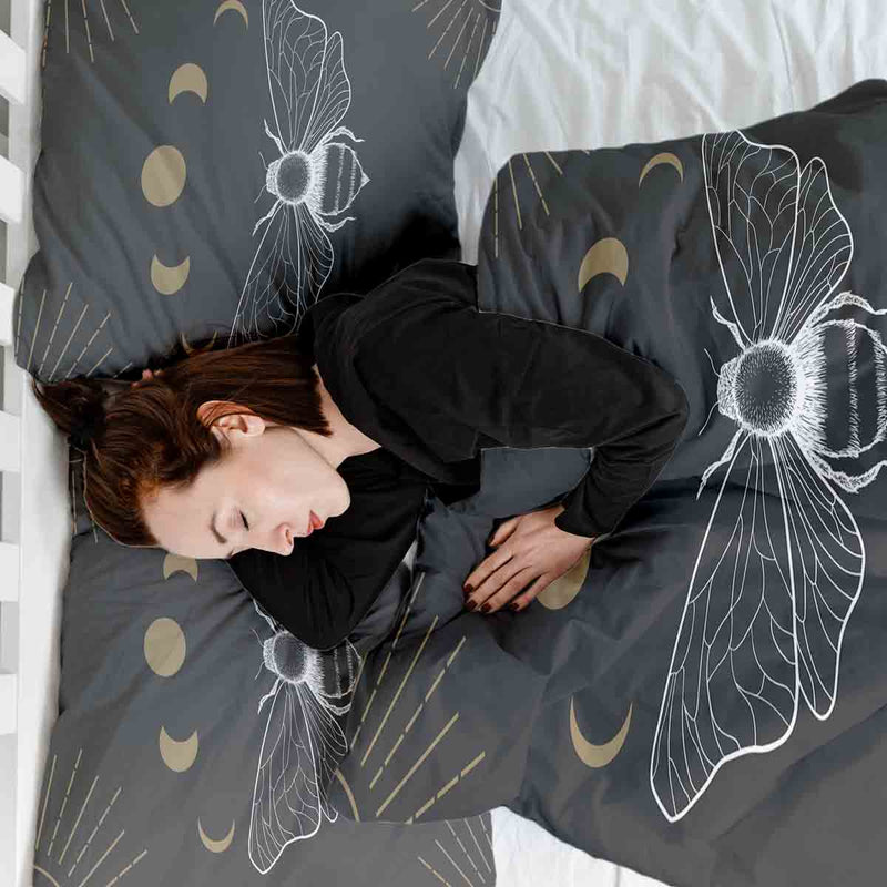 Juego de ropa de cama con manta terapéutica negro con polilla