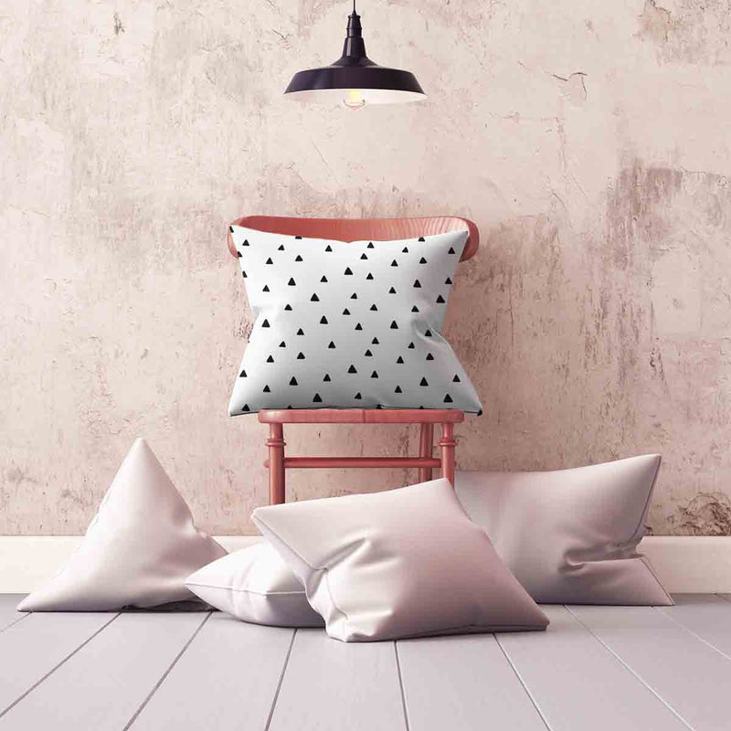 Almohada de salud blanca con triángulos en negro