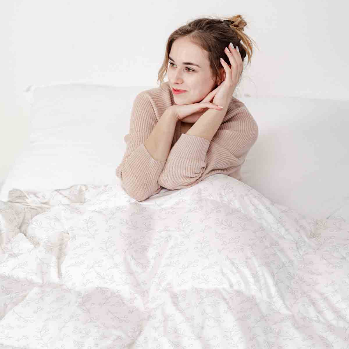 Set de ropa de cama con mantas terapéuticas blancas con delicadas ramas