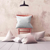 Almohada de salud blanca con pequeñas formas azules