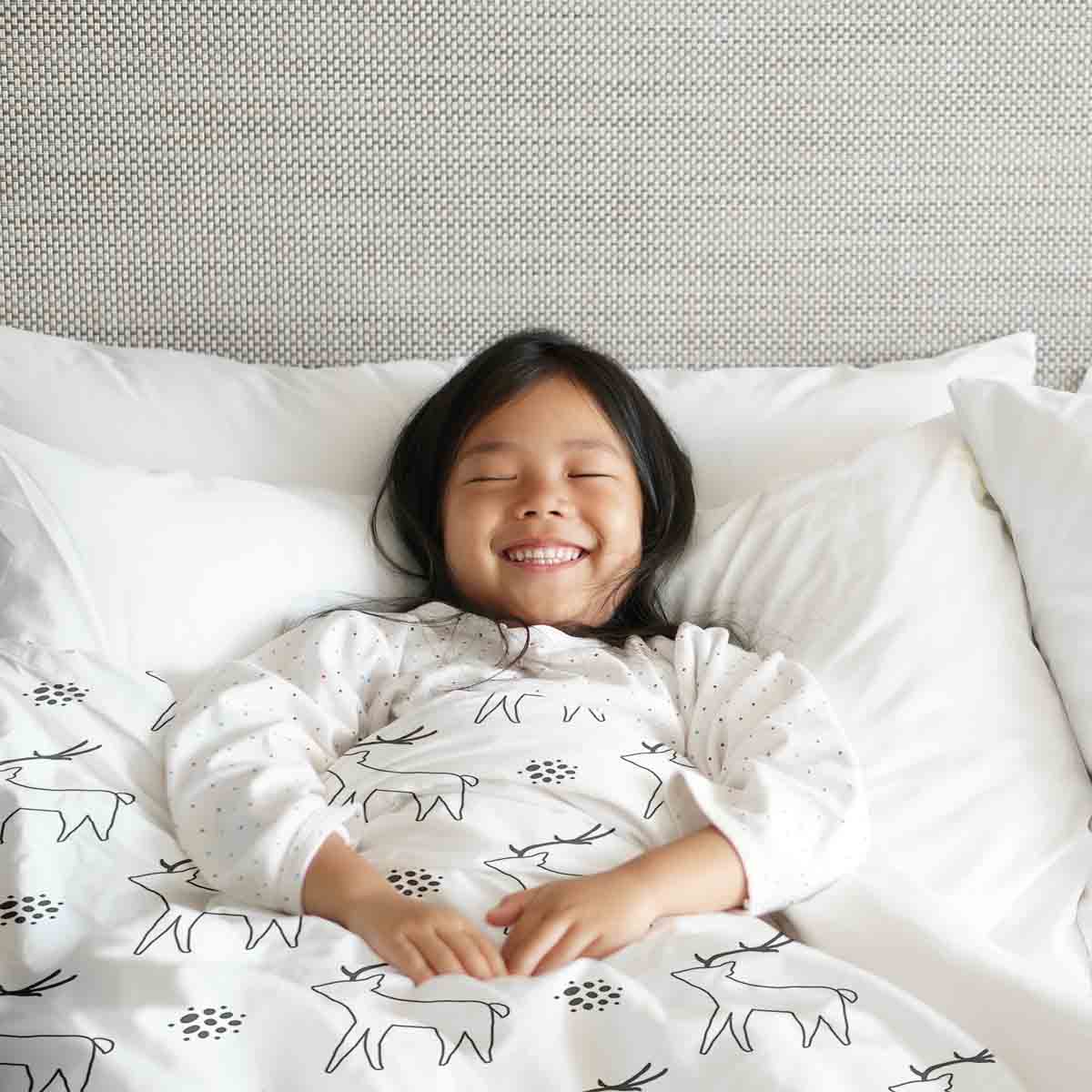 Juego de ropa de cama con manta terapéutica blanca con ciervo