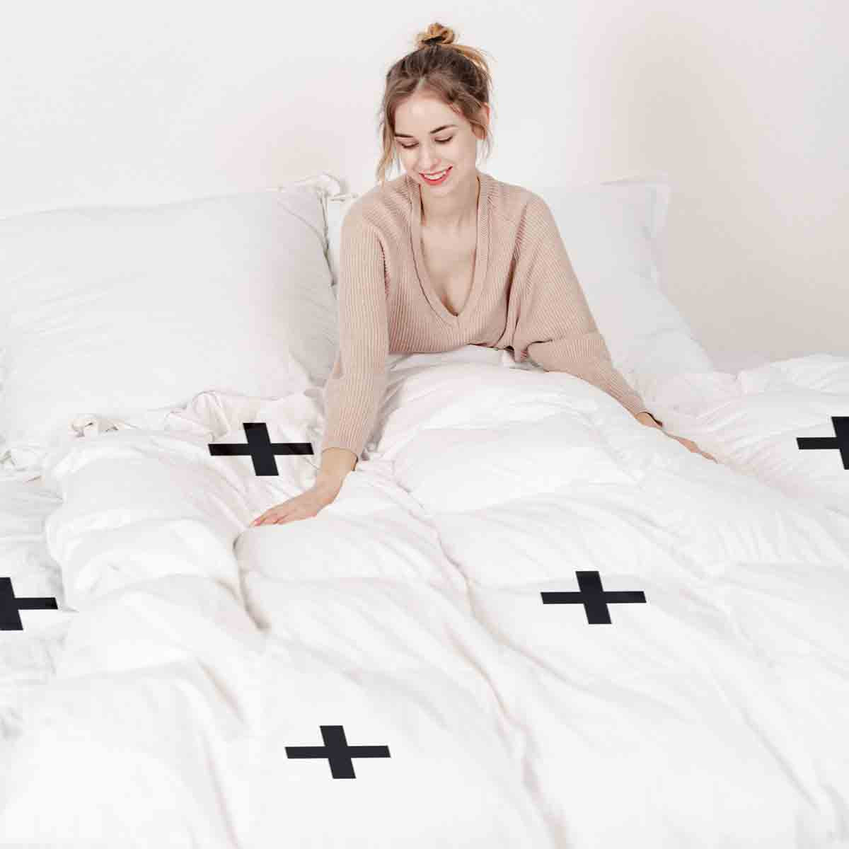 Juego de ropa de cama con mantas terapéuticas con cruces negras