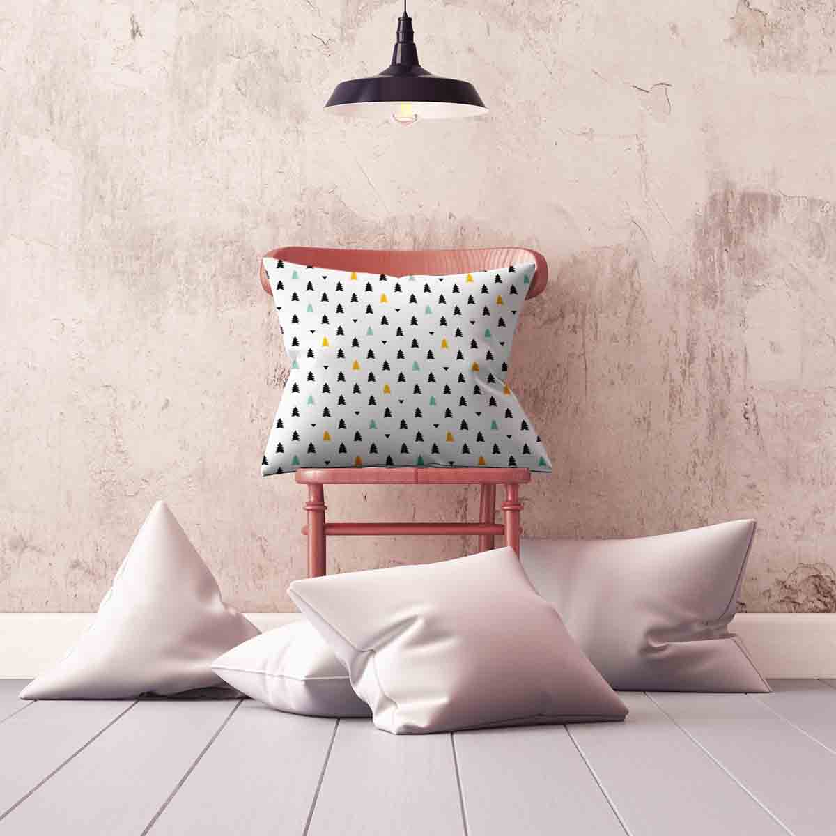 Almohada de salud blanca con pequeños abetos