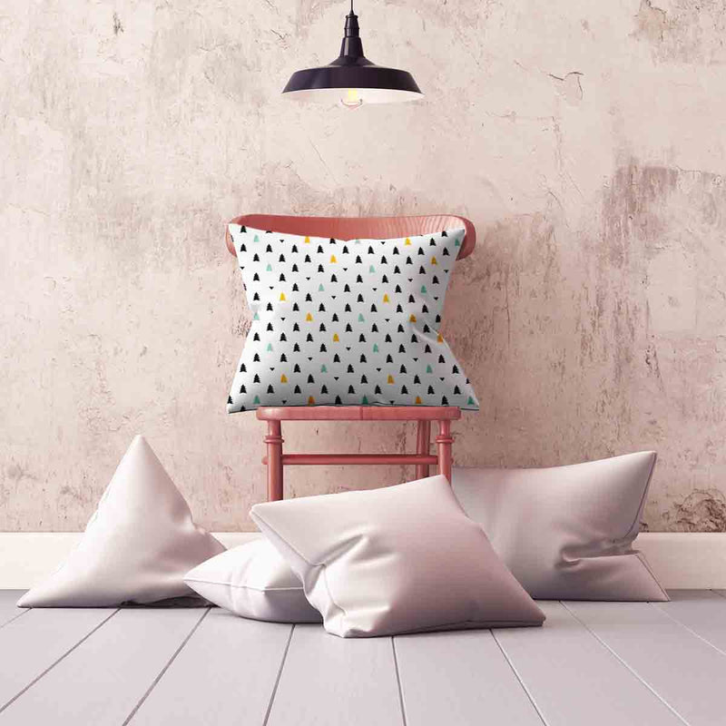Almohada de salud blanca con pequeños abetos