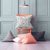 Almohada de salud blanca con formas en negro