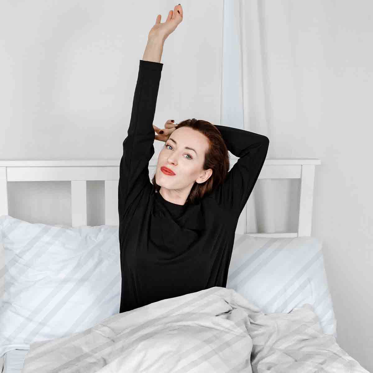 Set de ropa de cama con mantas terapéuticas blancas con delicadas rayas