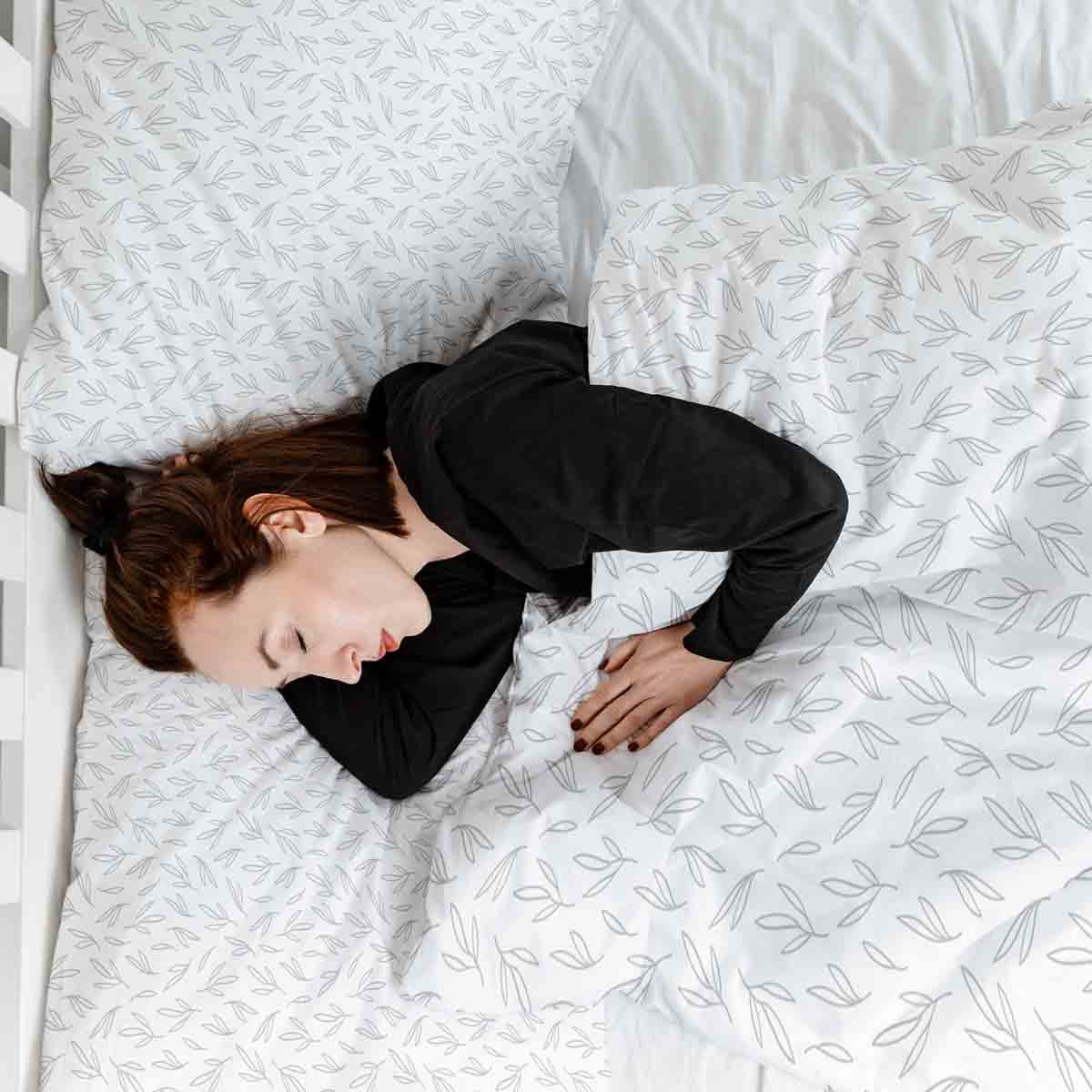 Juego de ropa de cama con manta terapéutica ramas gris claro