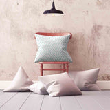 Almohada de salud blanca con corazones azules