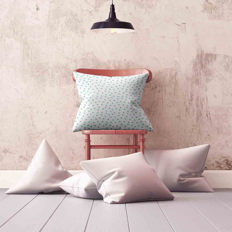 Almohada de salud blanca con corazones azules