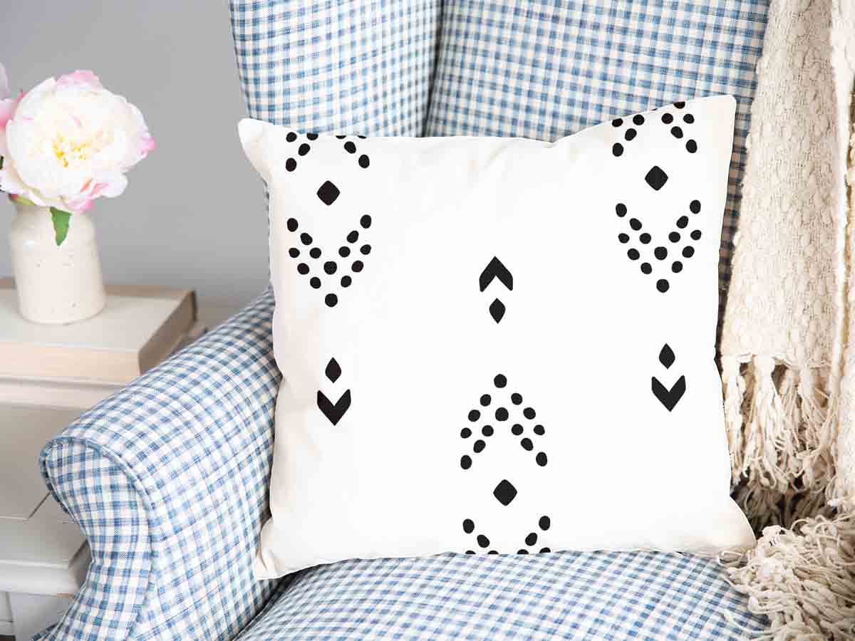 Almohada de salud blanca con patrón de flechas negras