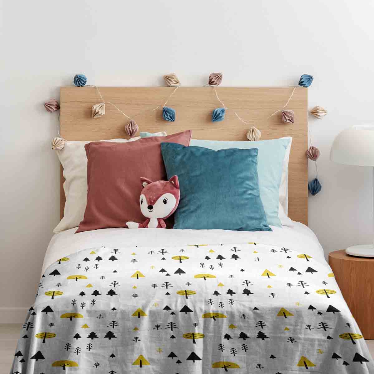 Set de ropa de cama con mantas terapéuticas y árboles amarillos