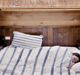 Set de ropa de cama con mantas terapéuticas y rayas horizontales azules