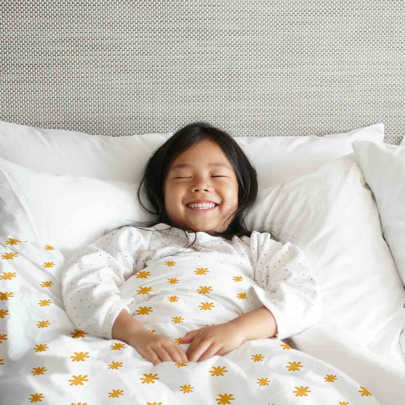 Set de ropa de cama con manta terapéutica y flores amarillas