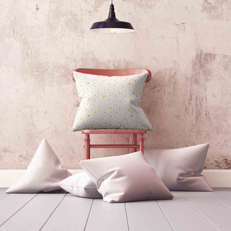 Almohada de salud blanca con estrellas amarillas