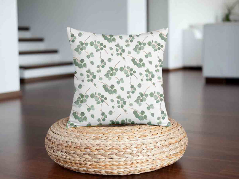 Almohada de salud blanca con ramas de eucalipto