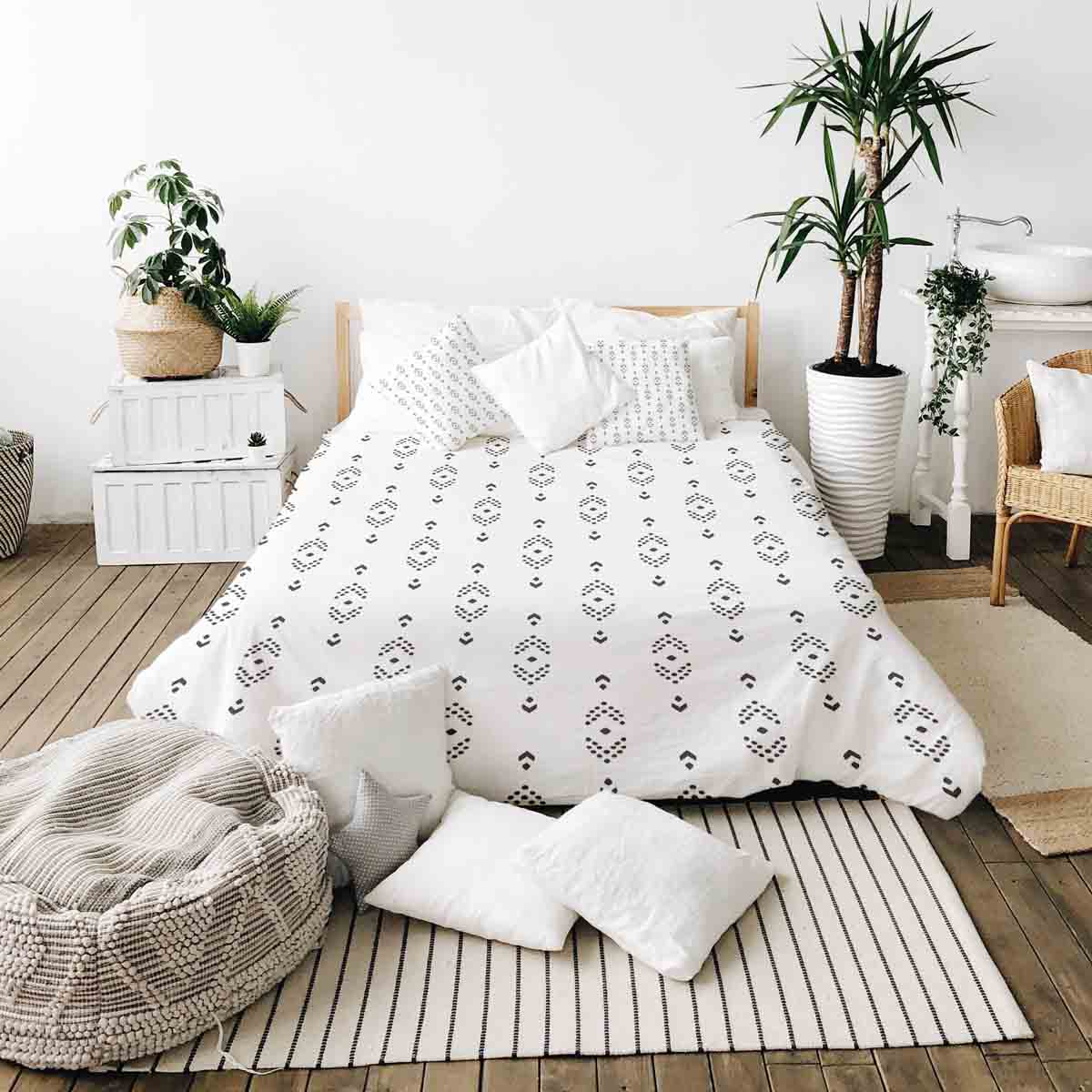 Juego de ropa de cama con manta terapéutica blanca con patrón de flechas negras