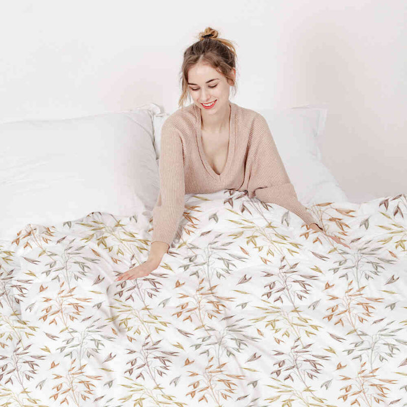 Set de ropa de cama con mantas terapéuticas y delicadas ramas coloridas