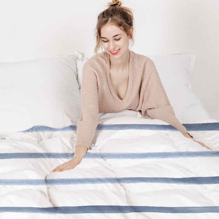 Set de ropa de cama con mantas terapéuticas y rayas horizontales azules