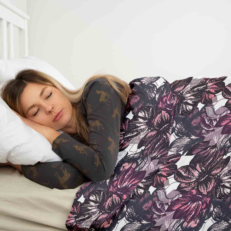 Set de ropa de cama con manta terapéutica y mar de flores moradas