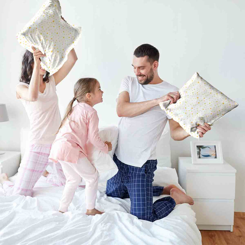 Almohada de salud blanca con estrellas amarillas