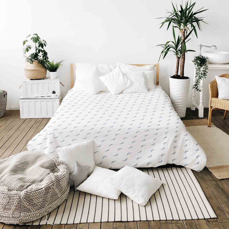 Juego de ropa de cama con manta terapéutica blanca con ondas azules