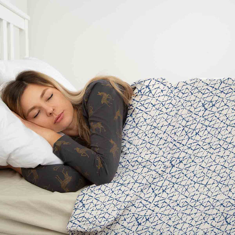 Set de ropa de cama con mantas terapéuticas blancas con delicadas formas azules