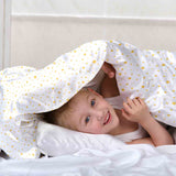 Set de ropa de cama con manta terapéutica blanca con estrellas amarillas