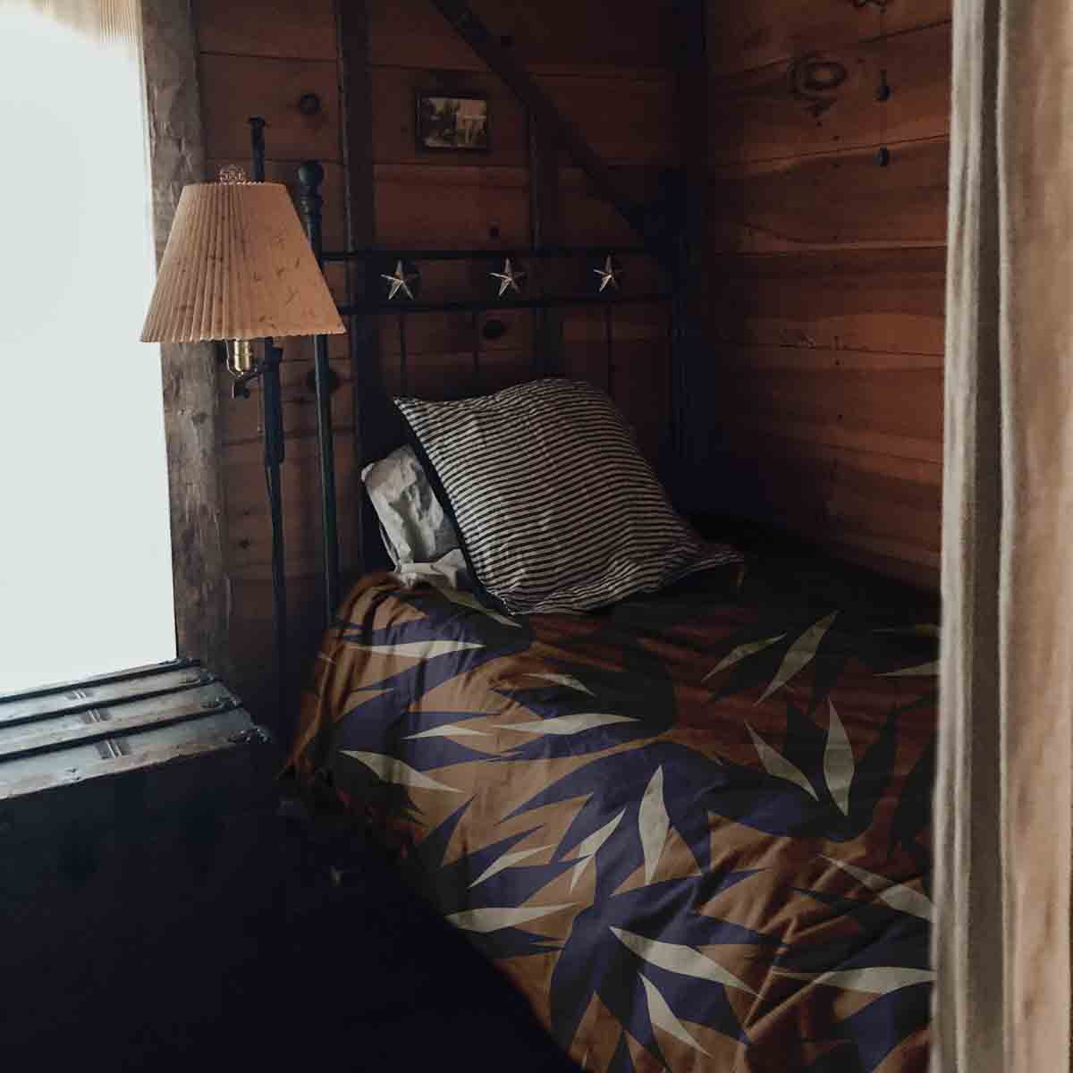 Set de ropa de cama con manta terapéutica marrón con hojas azules