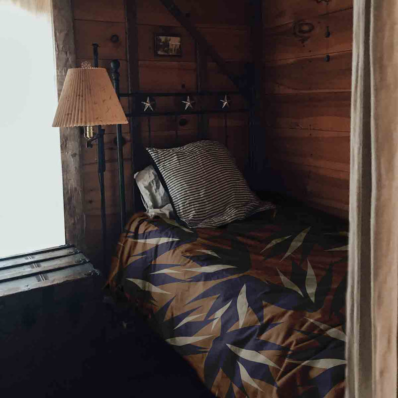 Set de ropa de cama con manta terapéutica marrón con hojas azules