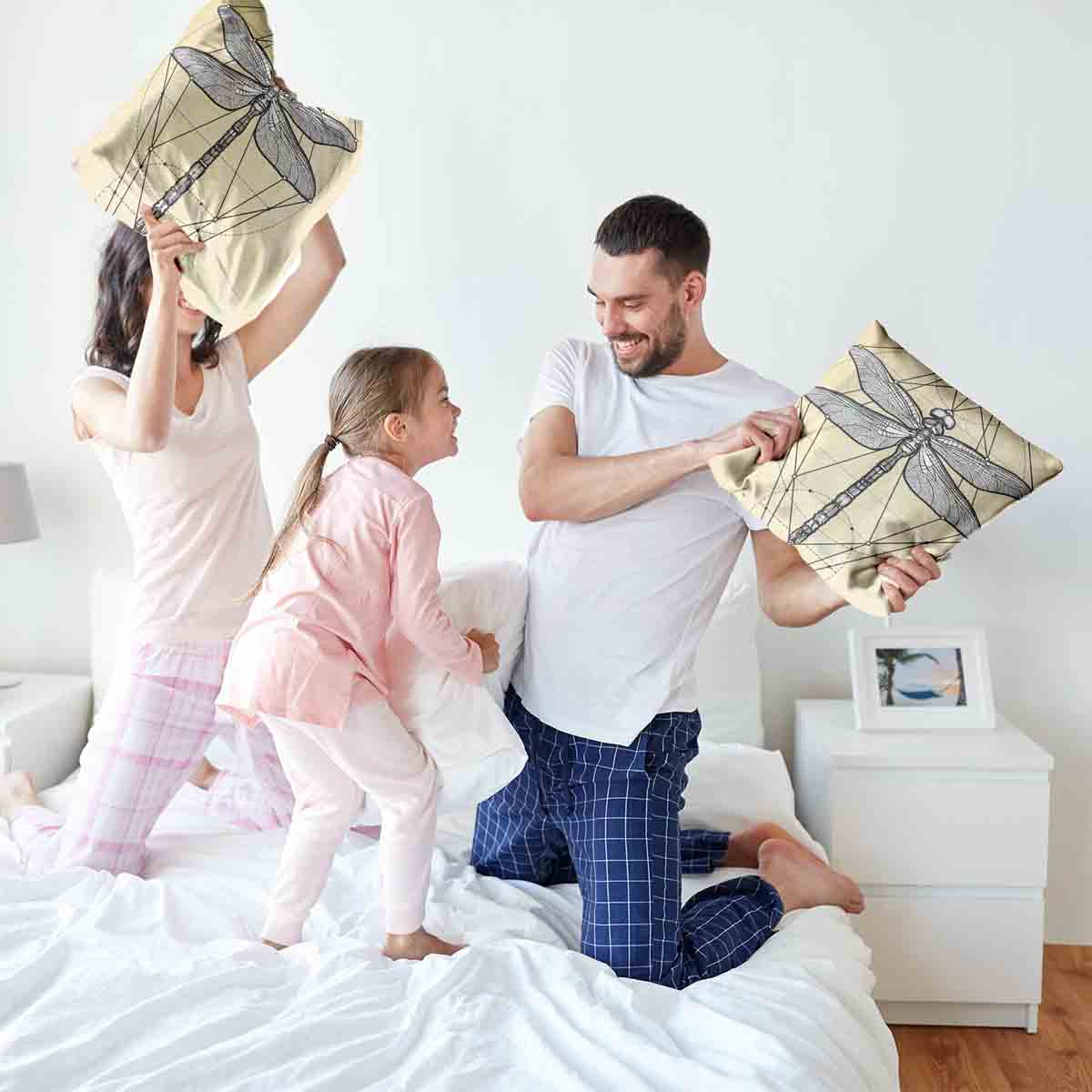 Almohada de salud amarilla con libélula