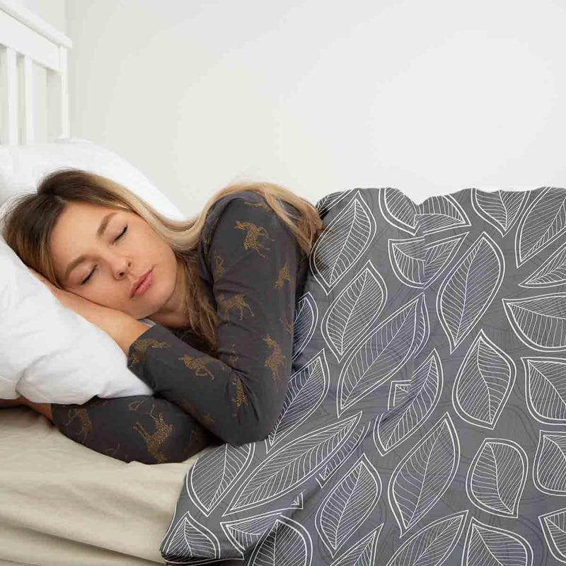 Juego de ropa de cama con manta terapéutica gris con hojas de palma blancas
