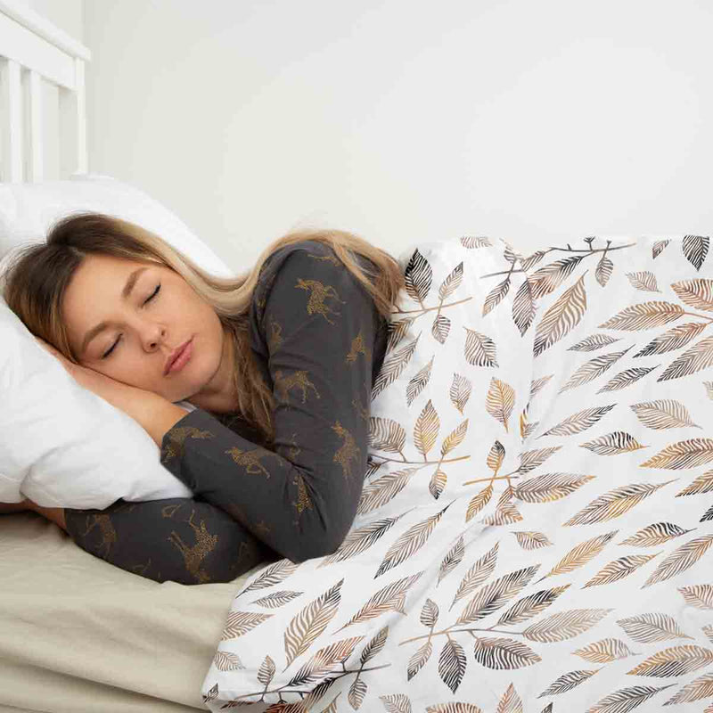 Set de ropa de cama con manta terapéutica blanca con ramas marrón claro