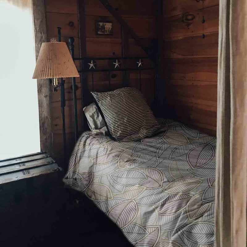 Juego de ropa de cama con mantas terapéuticas y hojas de palma coloridas